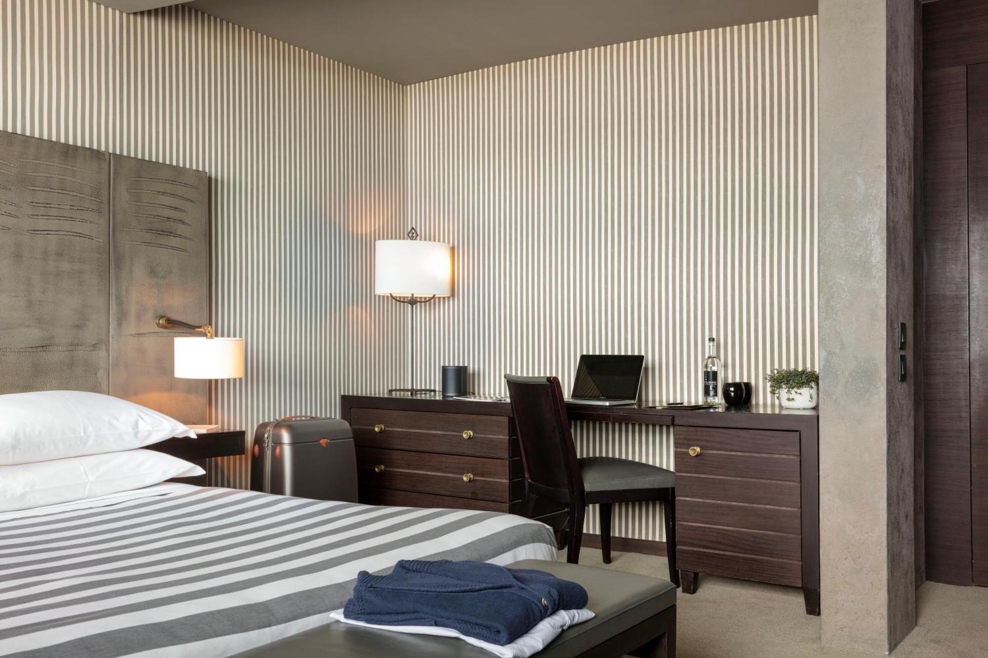 Square Hotel